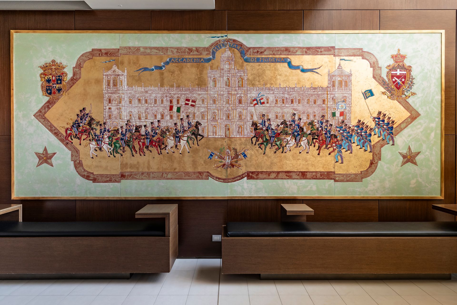 Grande fresque murale représentant une procession historique dans le hall d'un musée
