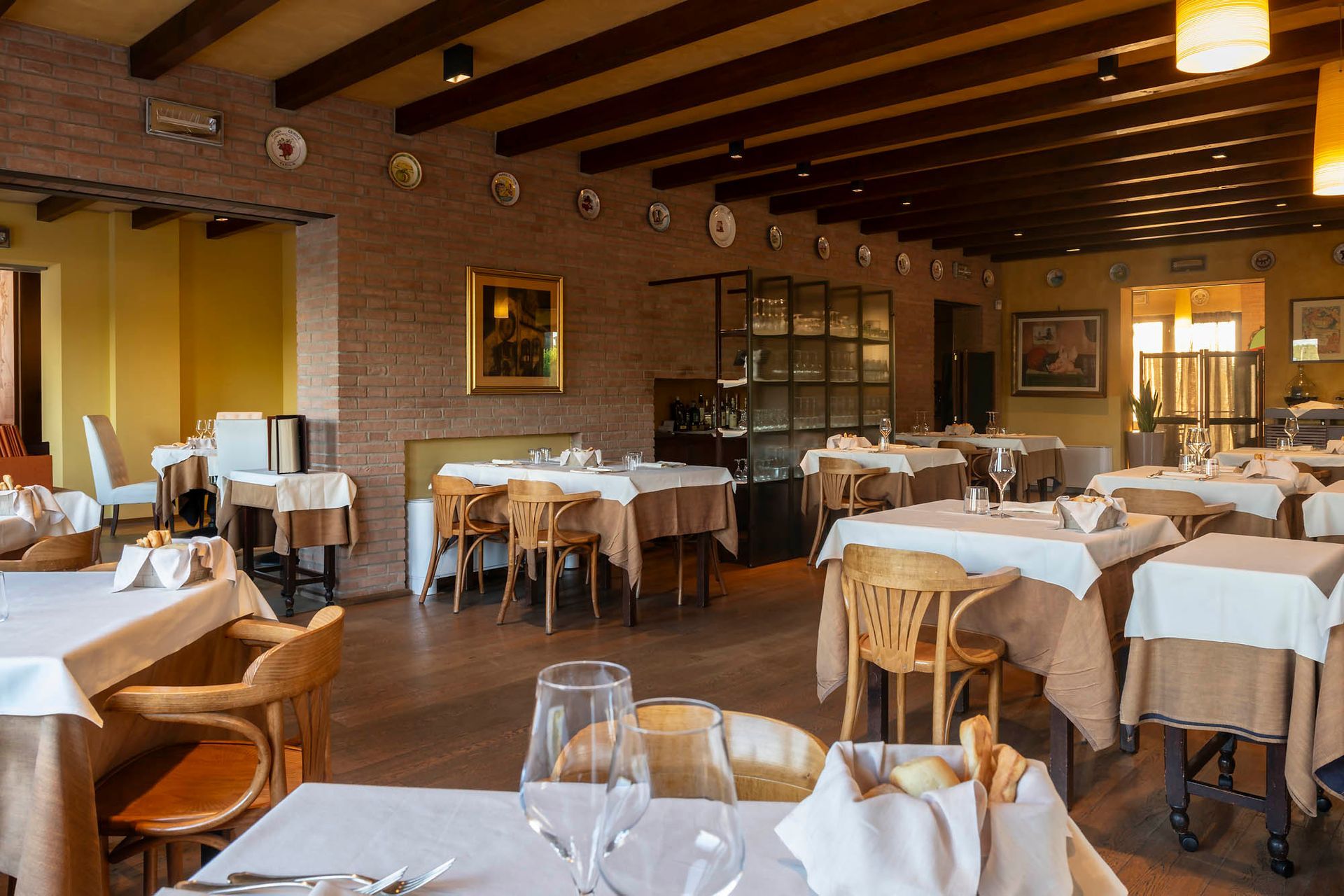 Tavoli apparecchiati al Ristorante Baia del Re, all'interno dell'Hotel Real Fini a Modena