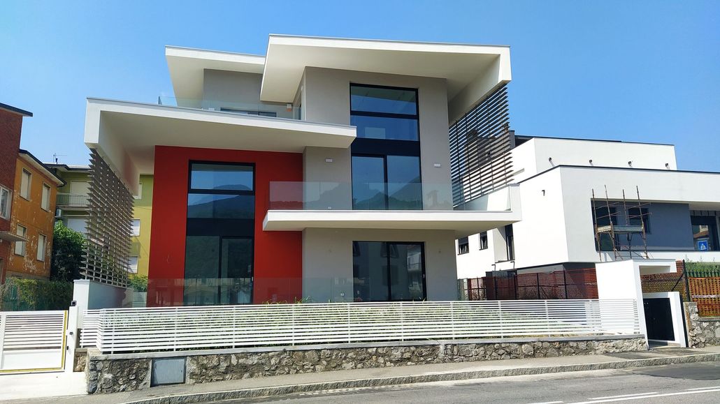 Serramenti legno-alluminio su edificio residenziale contemporaneo
