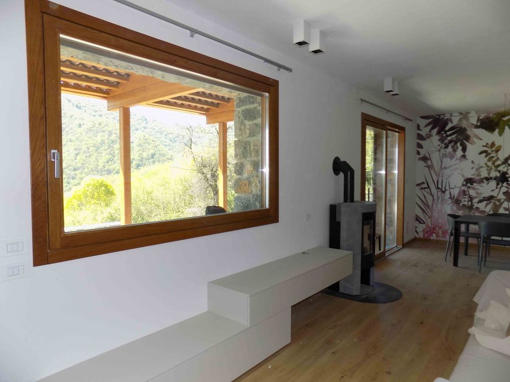 Serramenti in PVC bianchi in ambiente residenziale moderno