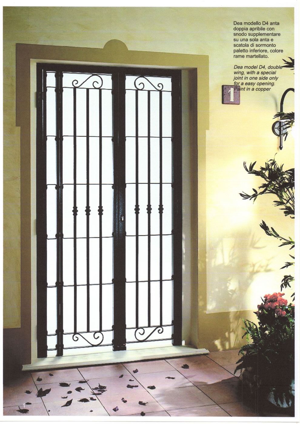 Doppie porte in ferro battuto nero in un ingresso giallo pallido con pavimento e rivestimento a piastrelle.