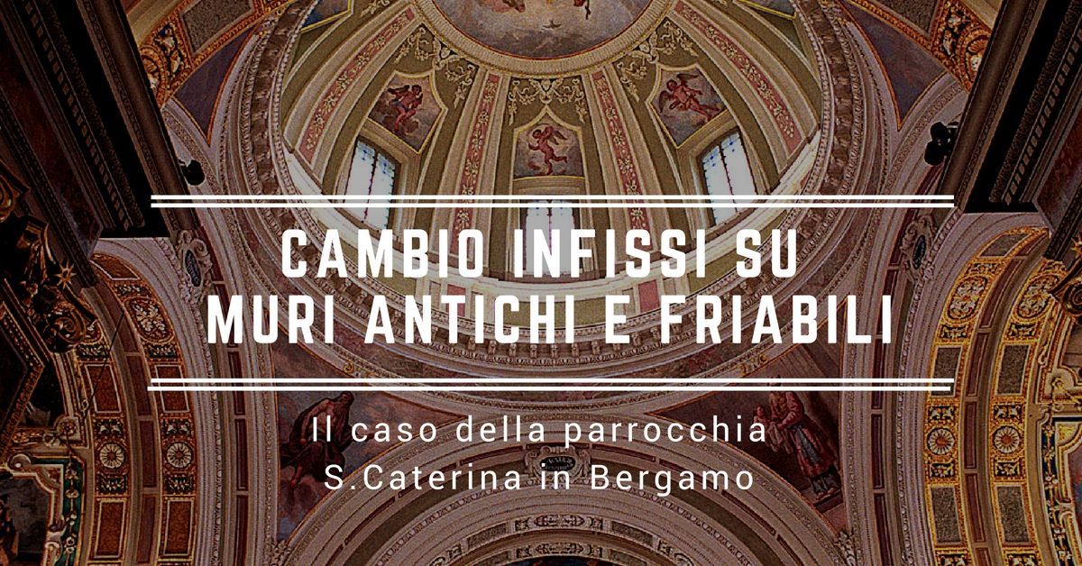 Banner di evento in italiano con sfondo di mosaico; testo bianco: “Cambio infissi su muri antichi e friabili”