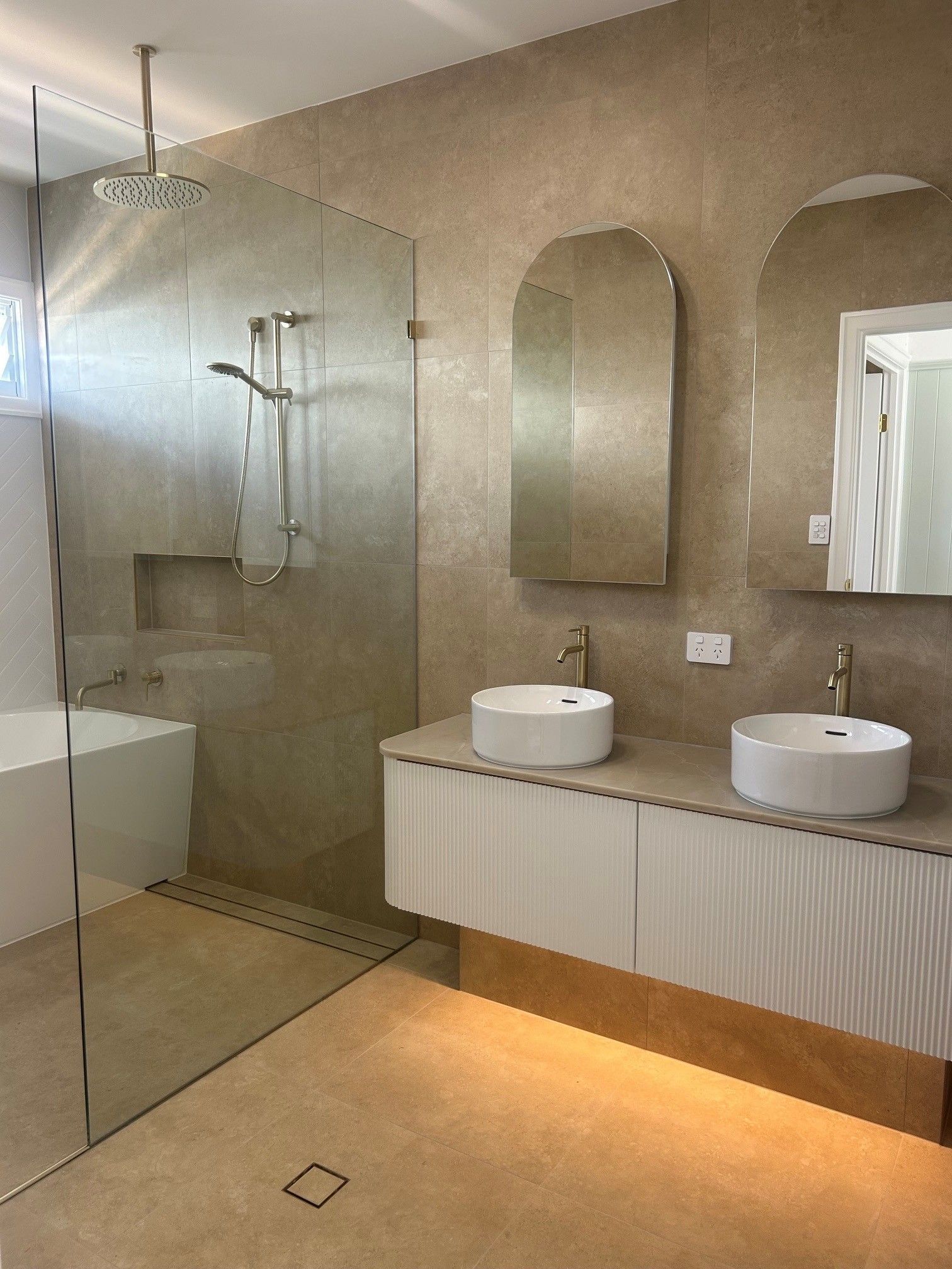licensed electrician regents park