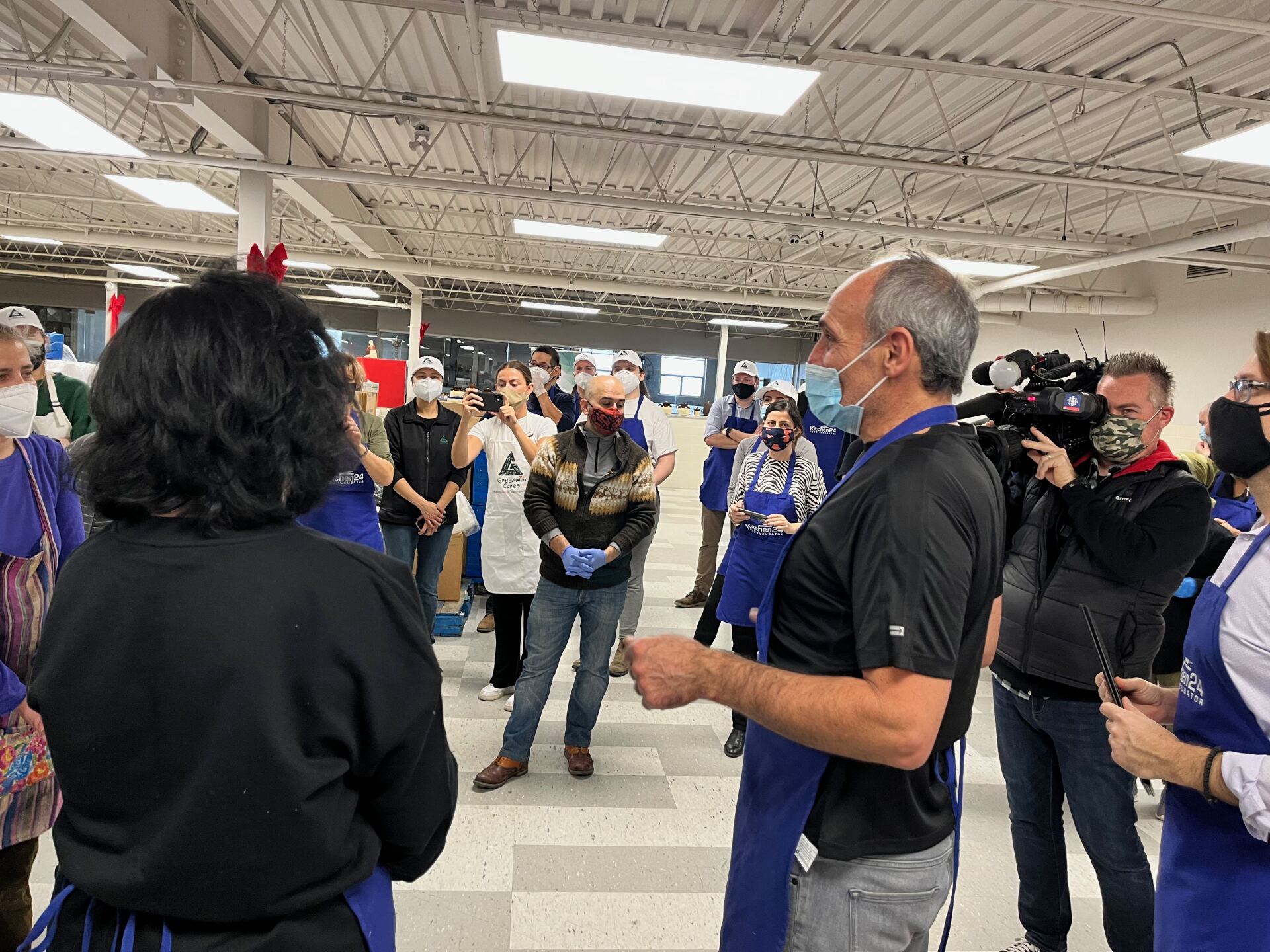 Steve from kitchen 24 talking to volunteers