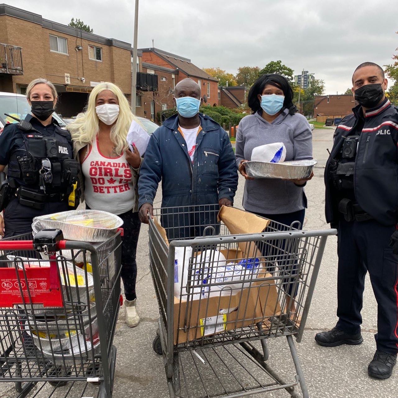 Officers delivering turkeys