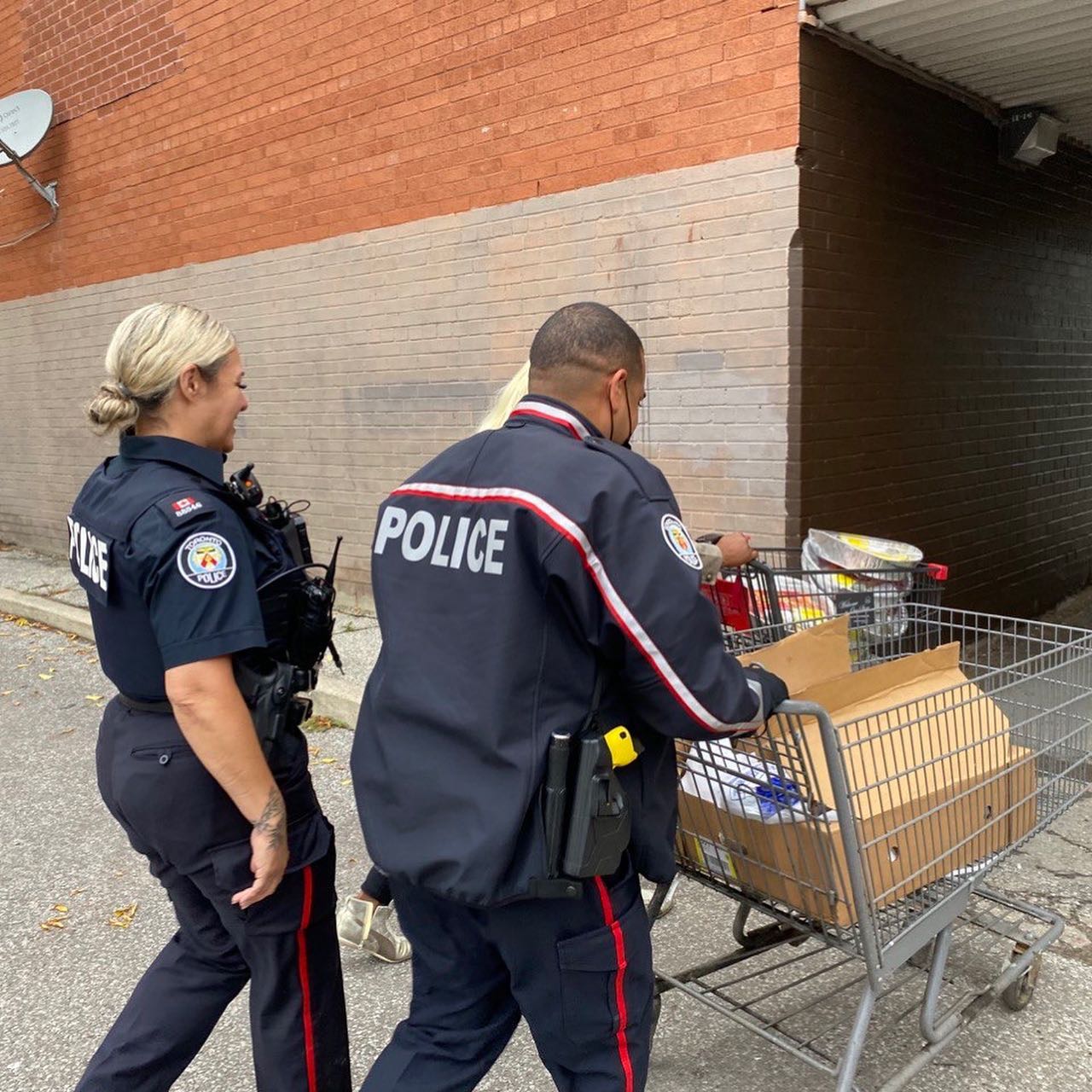 Officers delivering turkeys