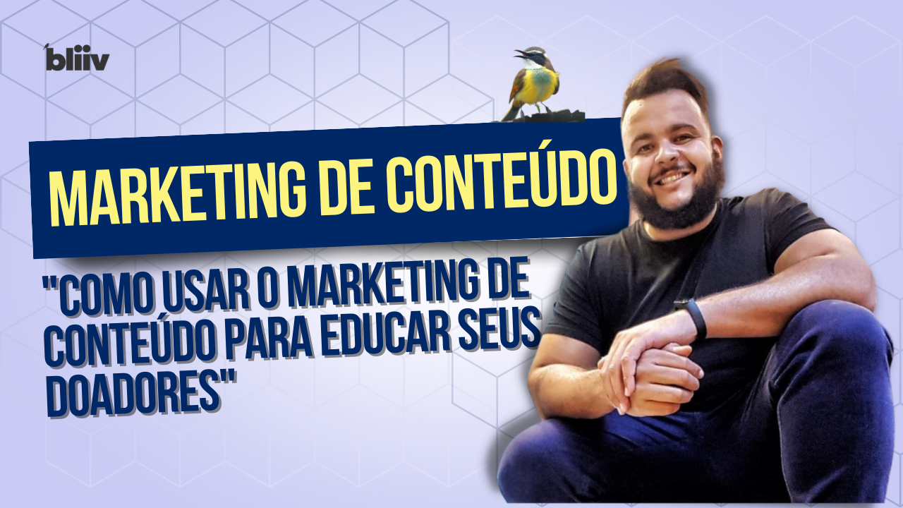 Um homem está sentado em frente a uma placa que diz marketing de conteúdo