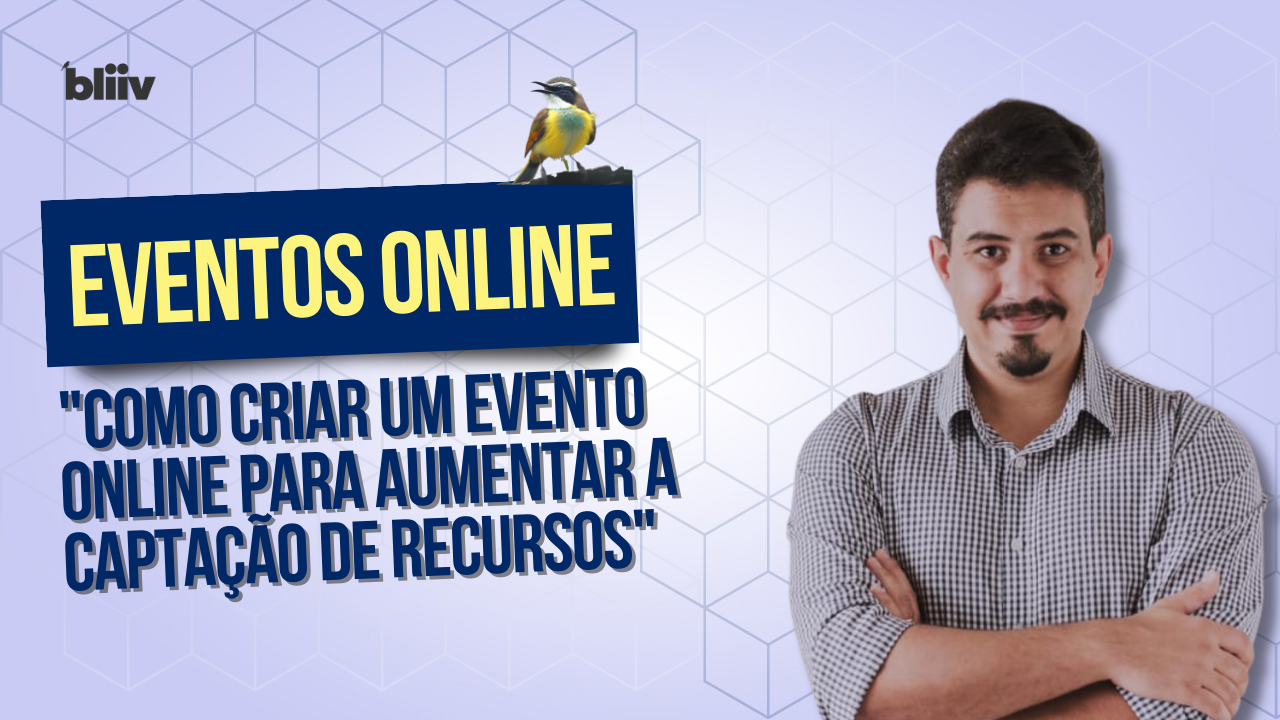 Um homem está com os braços cruzados em frente a uma placa que diz
