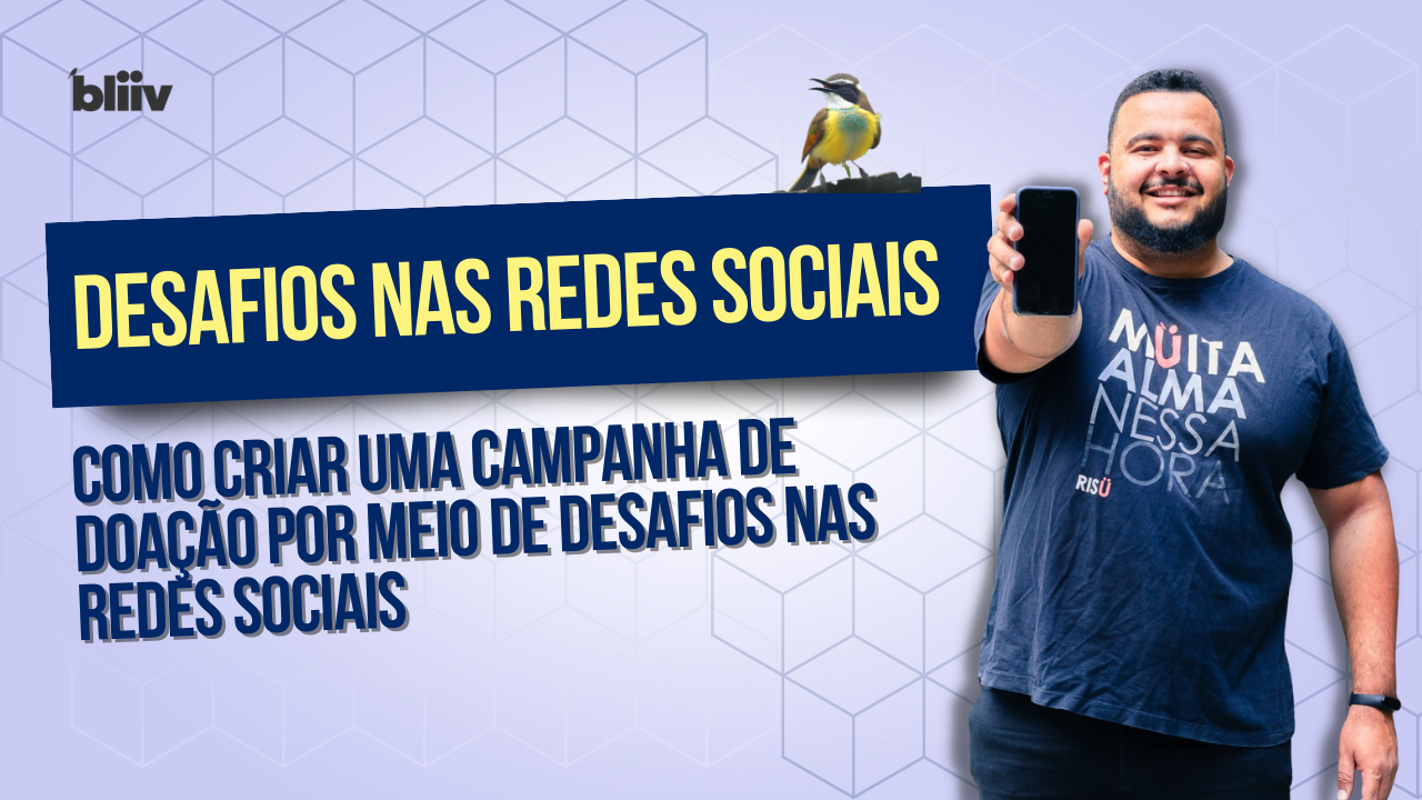 Um homem segura um celular em frente a uma placa que diz desafios nas redes sociais