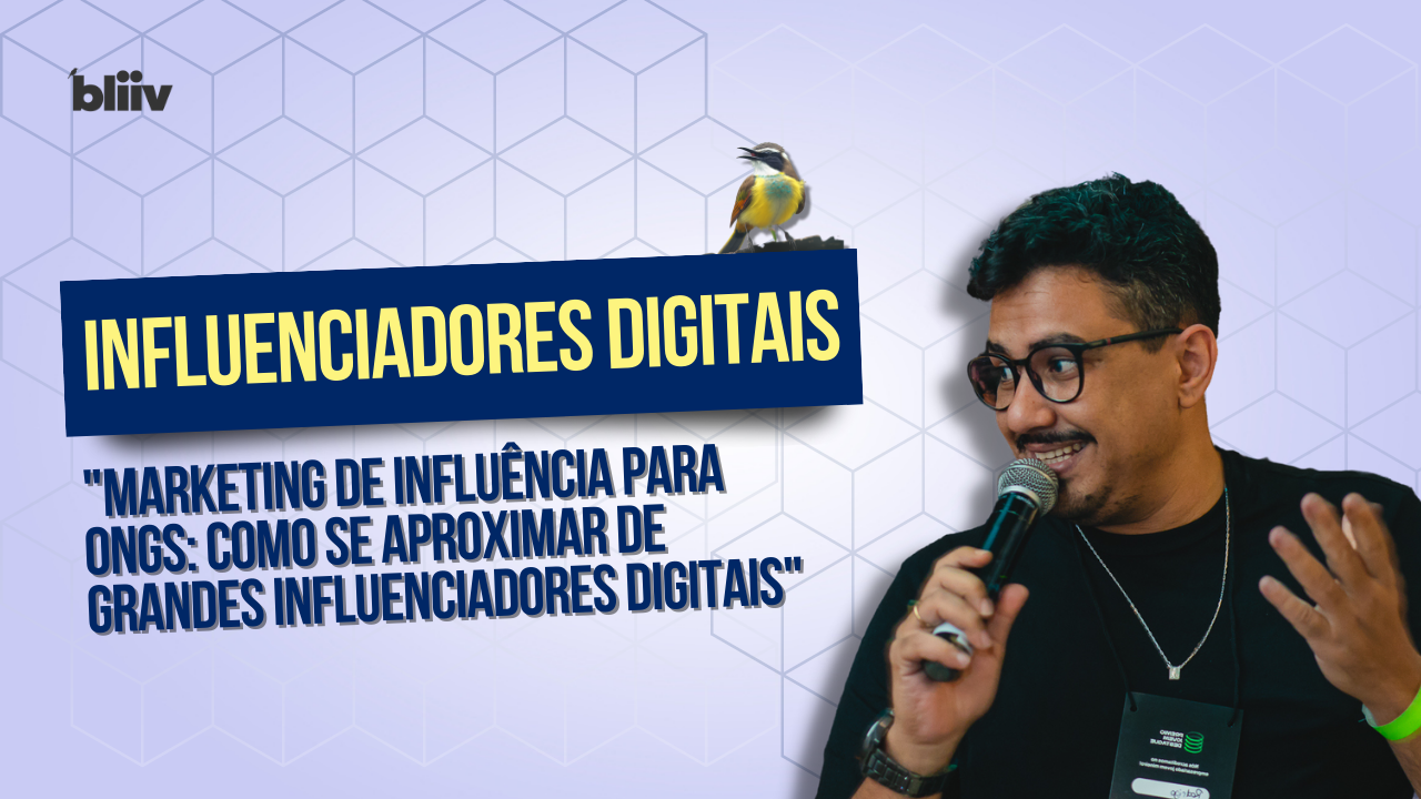 Um homem segura um microfone em frente a uma placa que diz