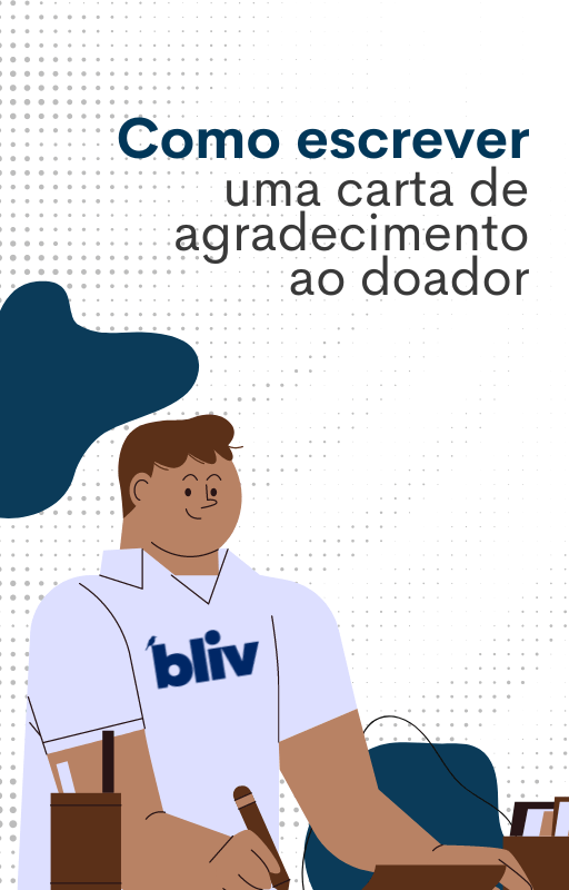Um homem com uma camisa bliv está escrevendo uma carta de agradecimento.