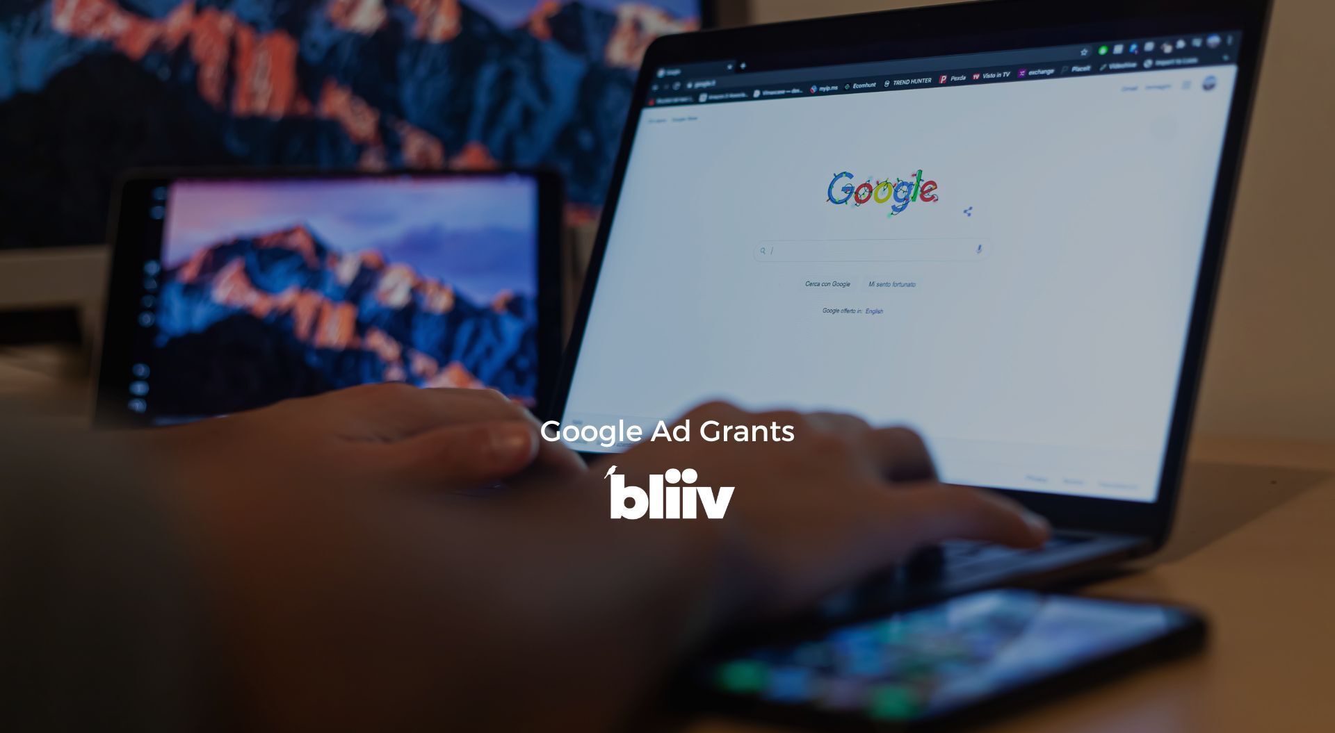 Uma pessoa está digitando em um laptop com uma barra de pesquisa do Google na tela.