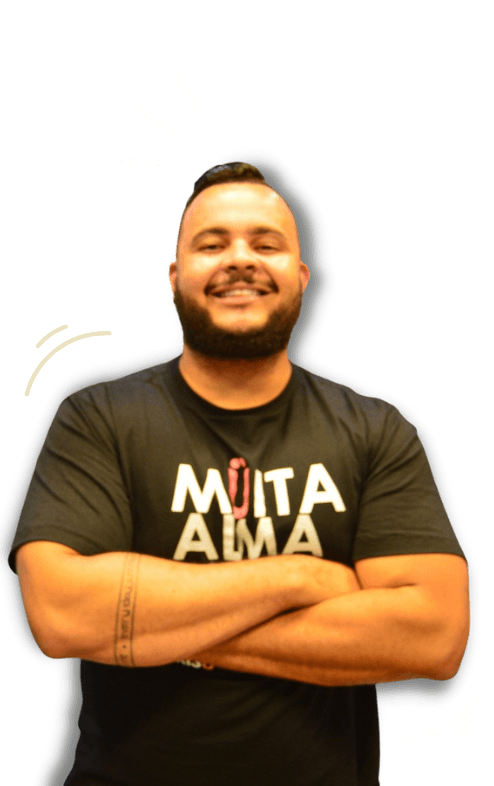 Um homem com barba está vestindo uma camisa preta que diz muita ama