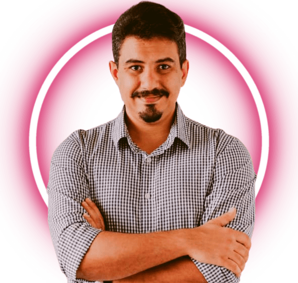 Um homem com os braços cruzados na frente de um círculo rosa