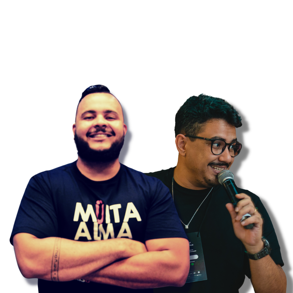 Dois homens parados um ao lado do outro, um vestindo uma camisa que diz muita ama