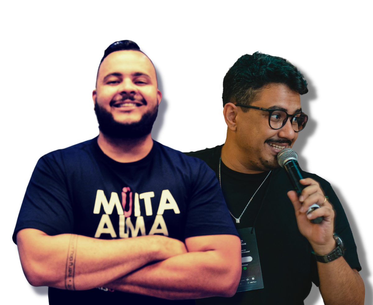 Dois homens parados um ao lado do outro, um vestindo uma camisa que diz muita ama