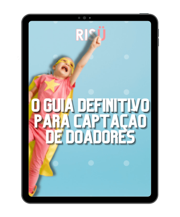 Uma tela de tablet mostra uma criança fantasiada de super-herói