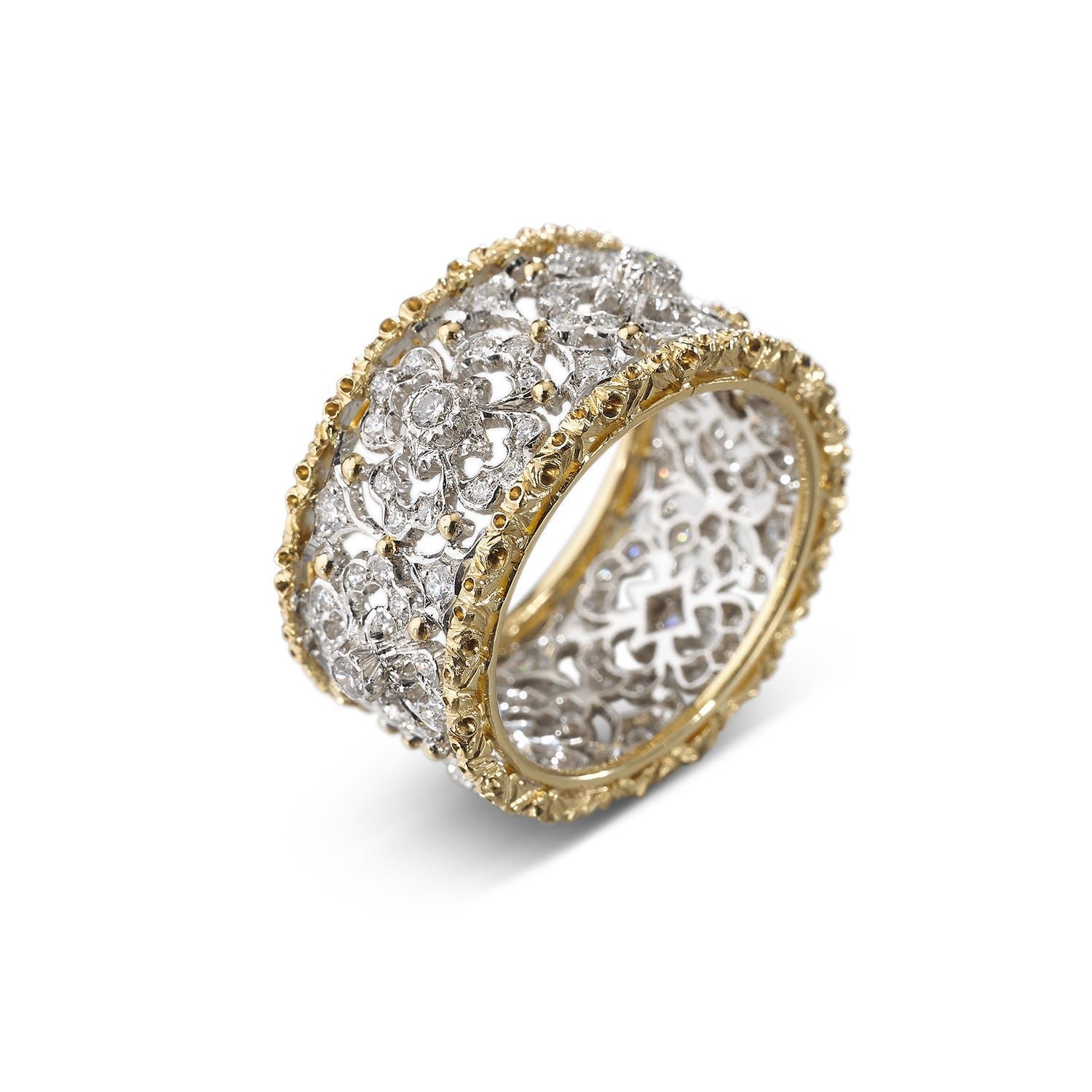 Un anello d'oro con diamanti su uno sfondo bianco