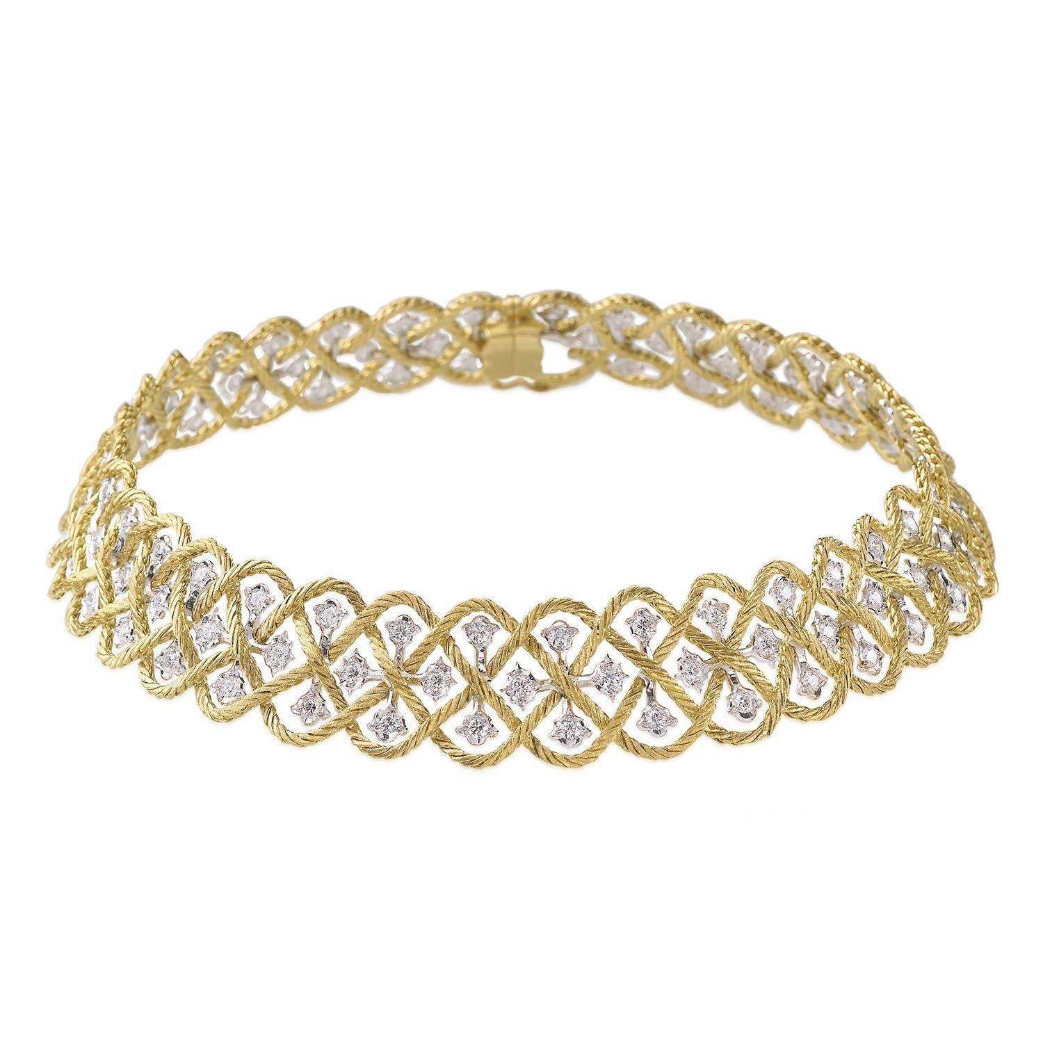 Un bracciale in oro giallo con diamanti su sfondo bianco