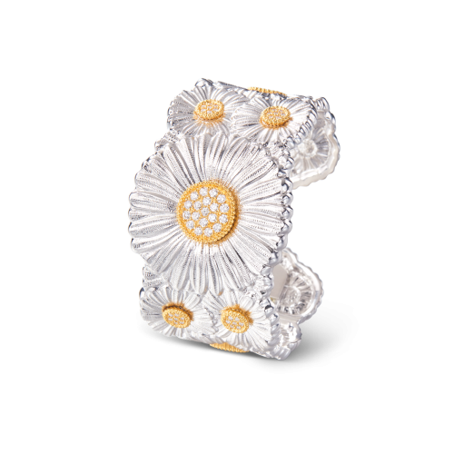 Un anello d'argento con margherite e diamanti su sfondo bianco.