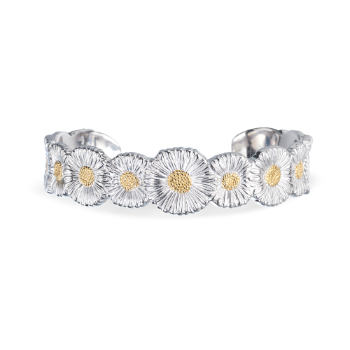 Un braccialetto d'argento con delle margherite su uno sfondo bianco.
