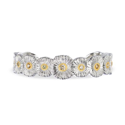 Un braccialetto d'argento con delle margherite su uno sfondo bianco.