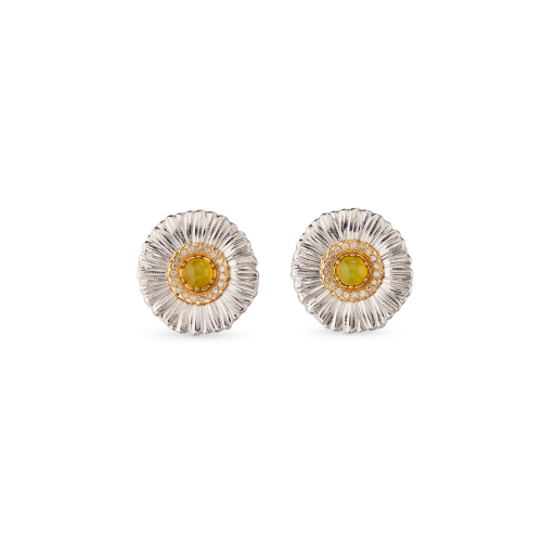 Un paio di orecchini a forma di margherita su sfondo bianco.