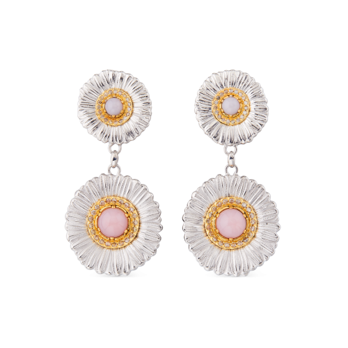 Un paio di orecchini in argento e oro con una pietra rosa al centro.