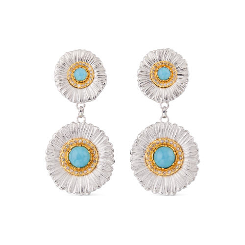 Un paio di orecchini in argento e oro con un turchese centrale.