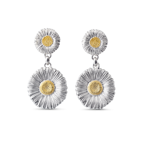 Un paio di orecchini a forma di margherita in argento e oro su sfondo bianco.