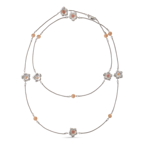Una collana con fiori e perline su sfondo bianco
