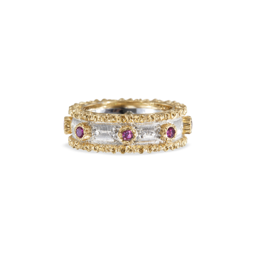 Un anello d'oro con diamanti e rubini su sfondo bianco.