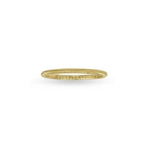 Primo piano di un anello d'oro su sfondo bianco.