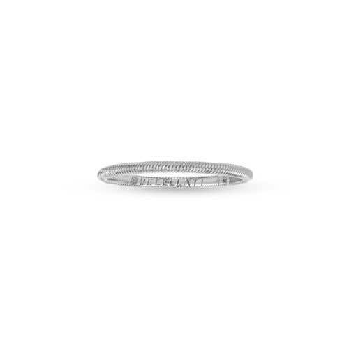Una fede nuziale in oro bianco con diamanti su sfondo bianco.