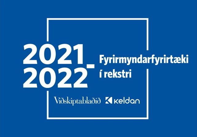Blár bakgrunnur með hvítum texta sem segir 2021 2022