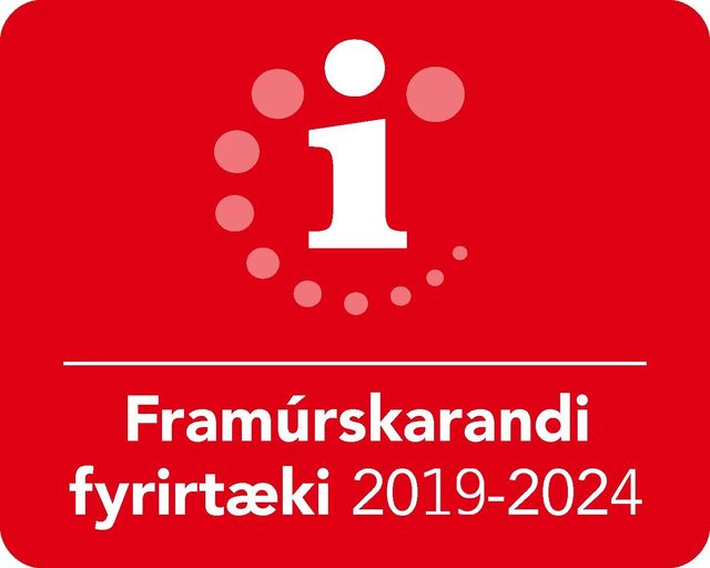 Rautt skilti með hvítum staf i og hringi í kringum það.