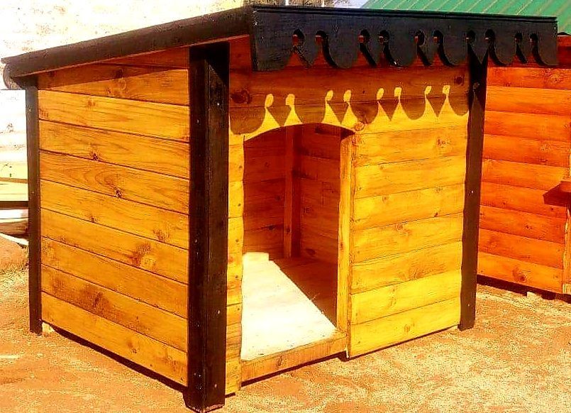 A small wooden dog house with a black roof from Pets and the City in Pretoria East.