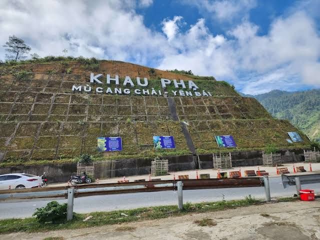 Cross Khau Pha Pass