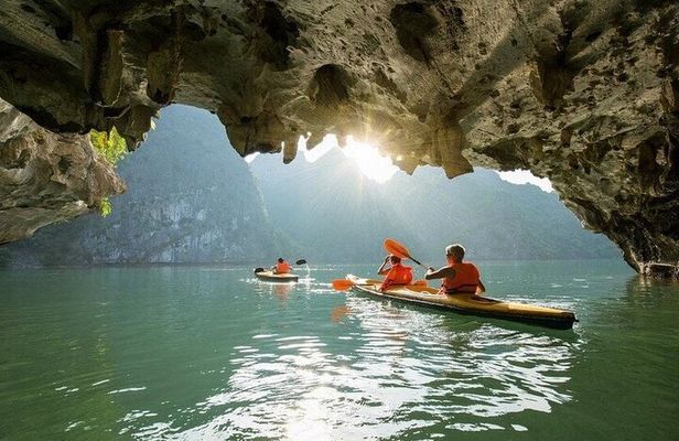 Kayak in Lan Ha Bay