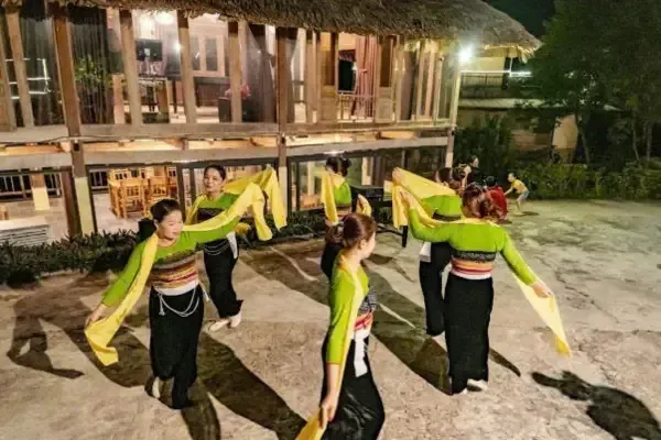 Watch Traditional Thai Dance & Music