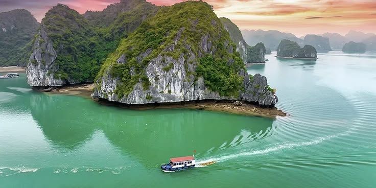 Bai Tu Long Bay