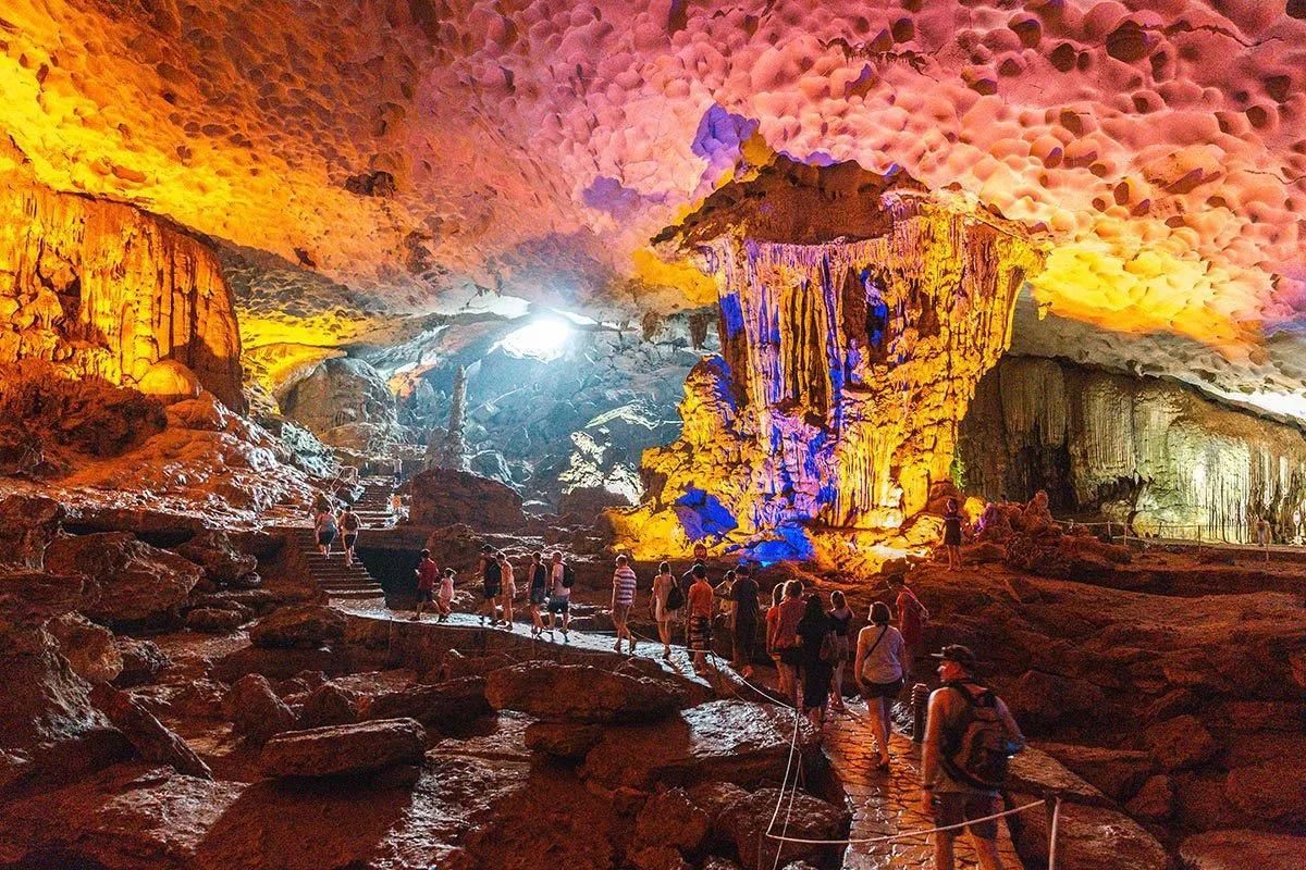 Explore Sung Sot Cave (Surprise Cave) Explore Sung Sot Cave (Surprise Cave)