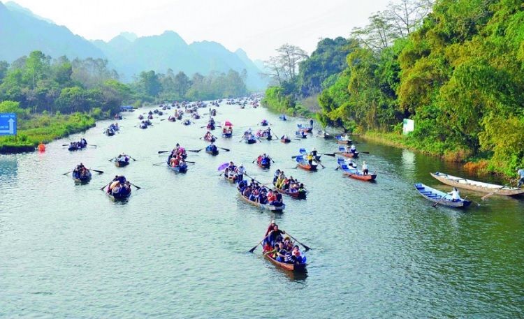 Boat Ride on Yen Stream Boat Ride on Yen Stream
