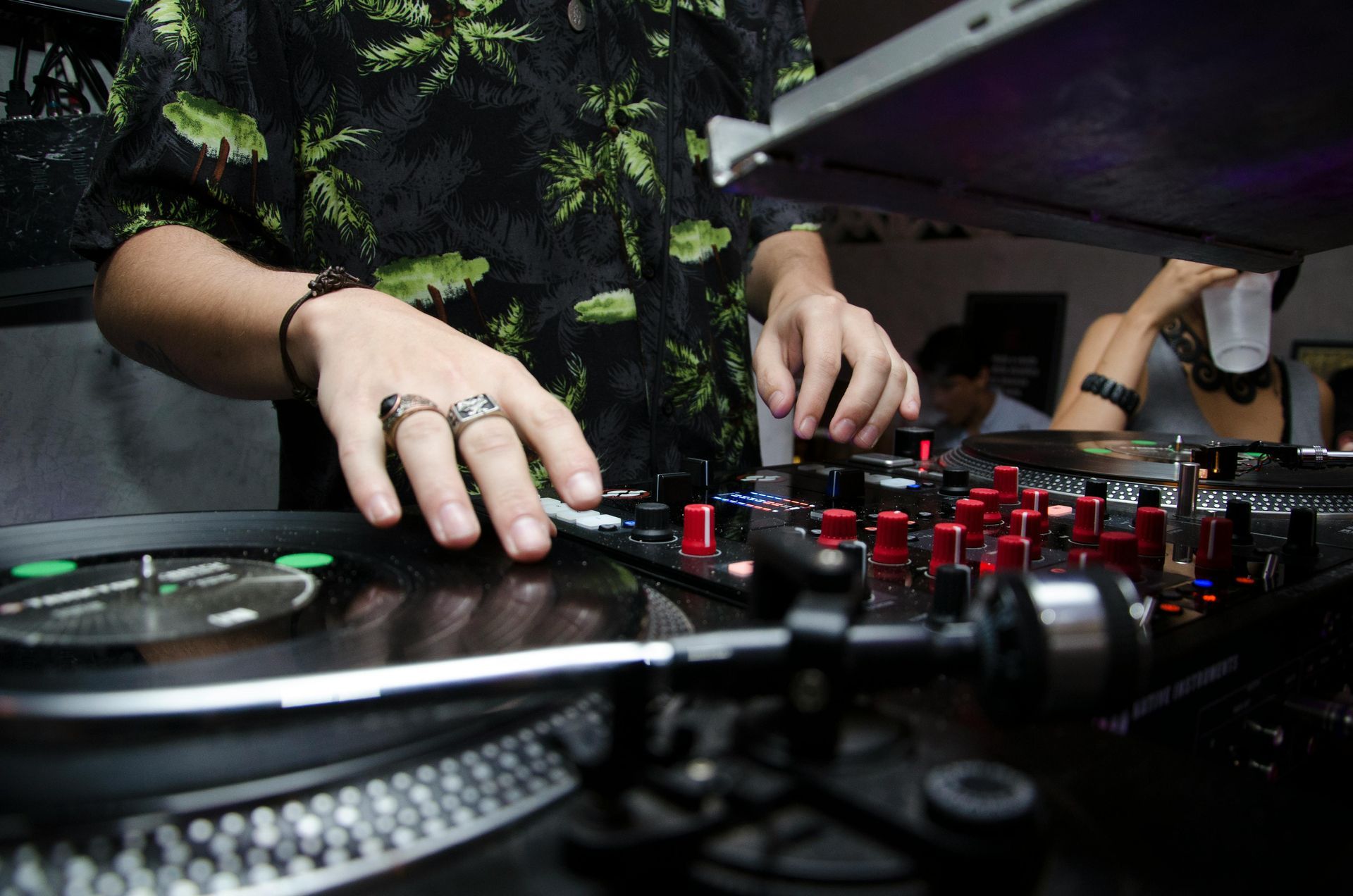Mit dem richtigen DJ steht und fällt deine Feier!
