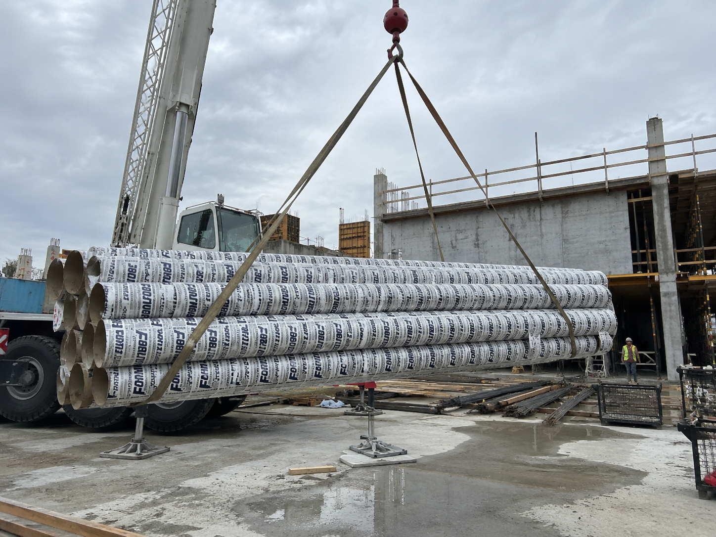 Unloading steel products and tubes with a crane in a factory | Formatubes | Victoria Melbourne