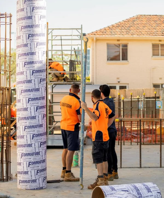 A group of construction workers are working on a pole that says formature on it
