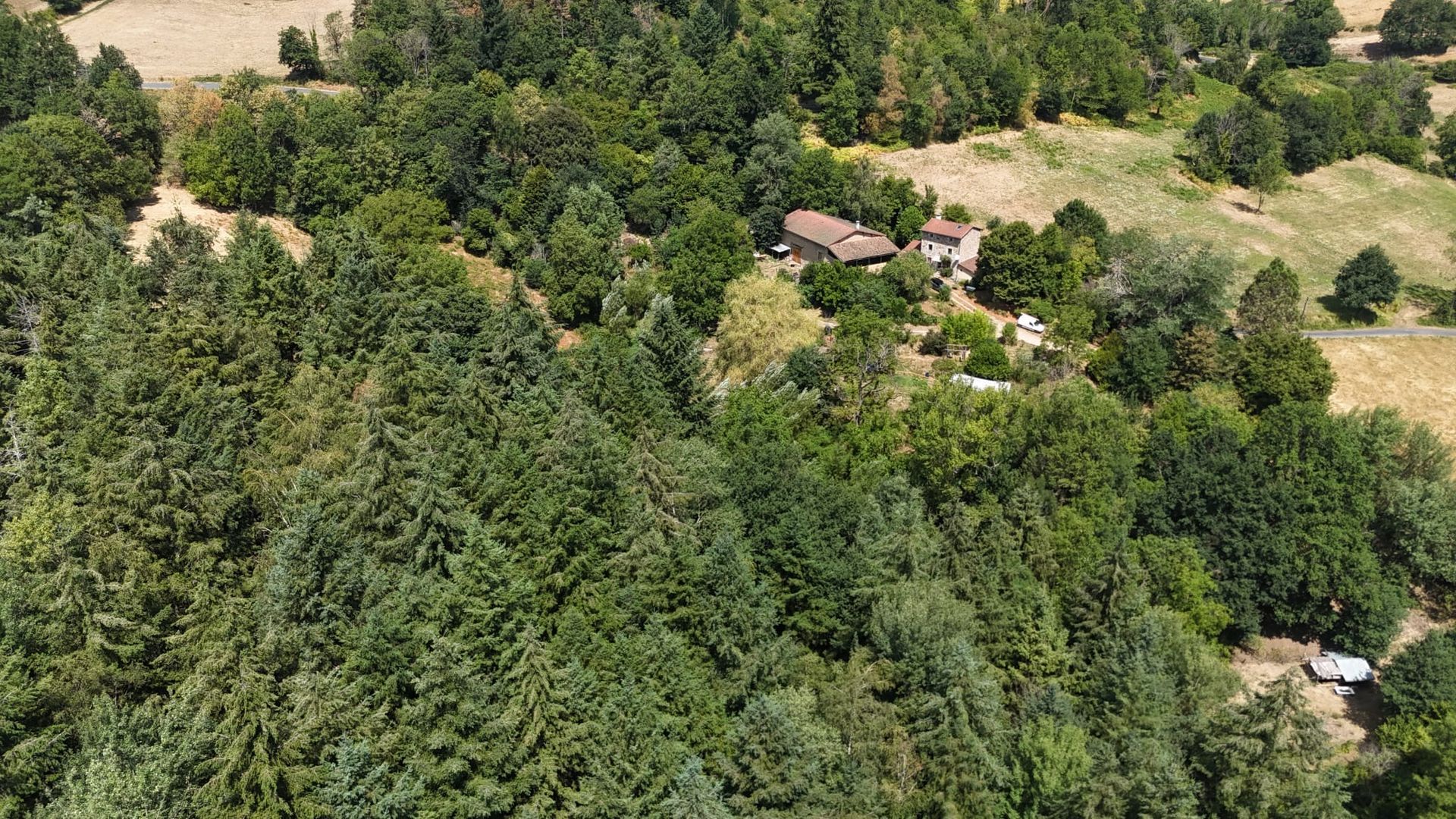 le gite chez tival au coeur de la nature , au calme , entre foret et champs