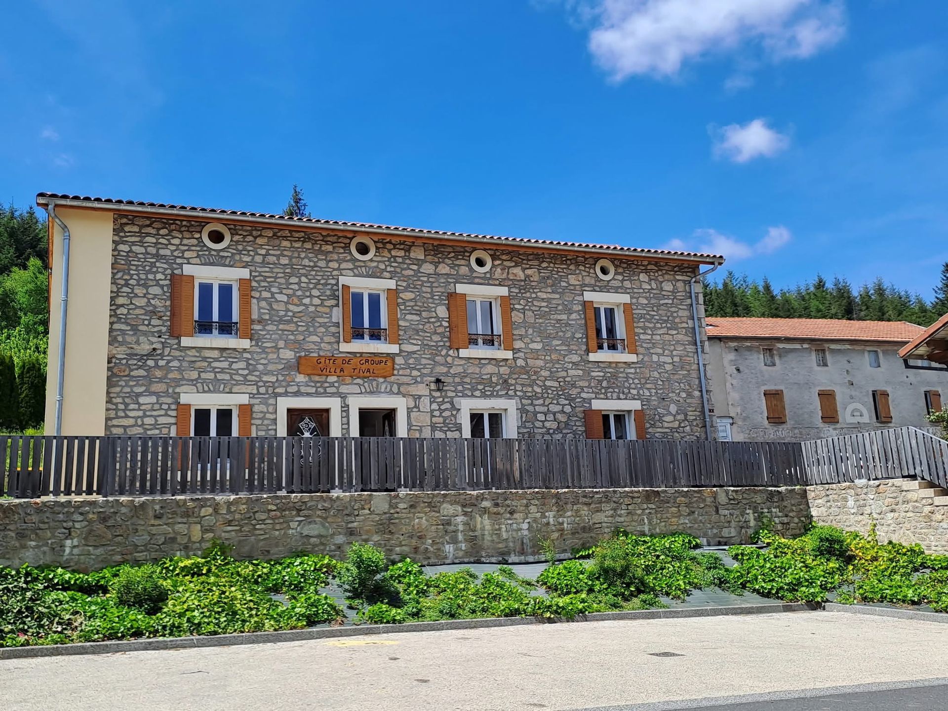 Maison de pierre au coeur du village , ancien hotel de 1850