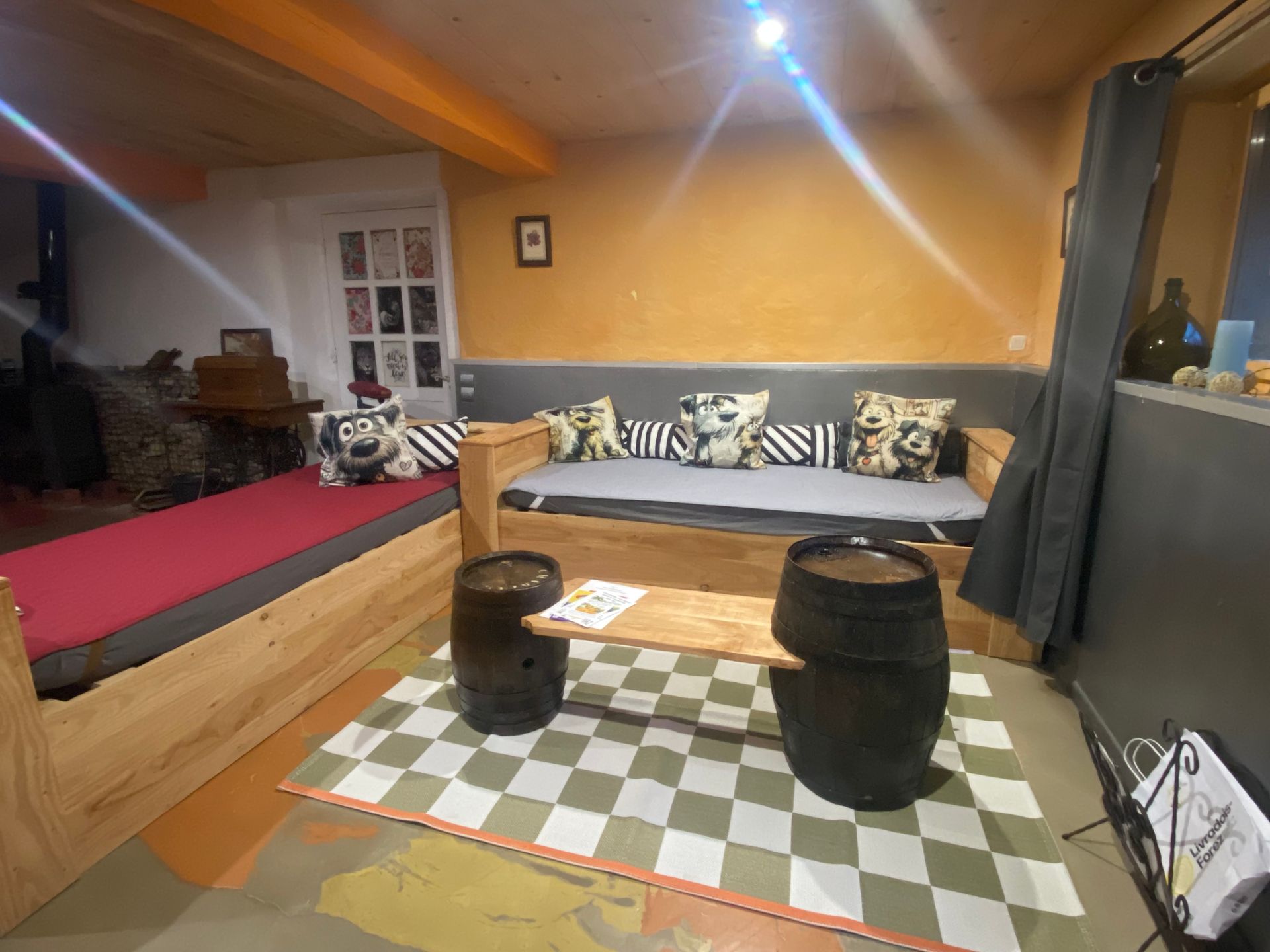 espace salon avec canapé et table en tonneau fait maison 