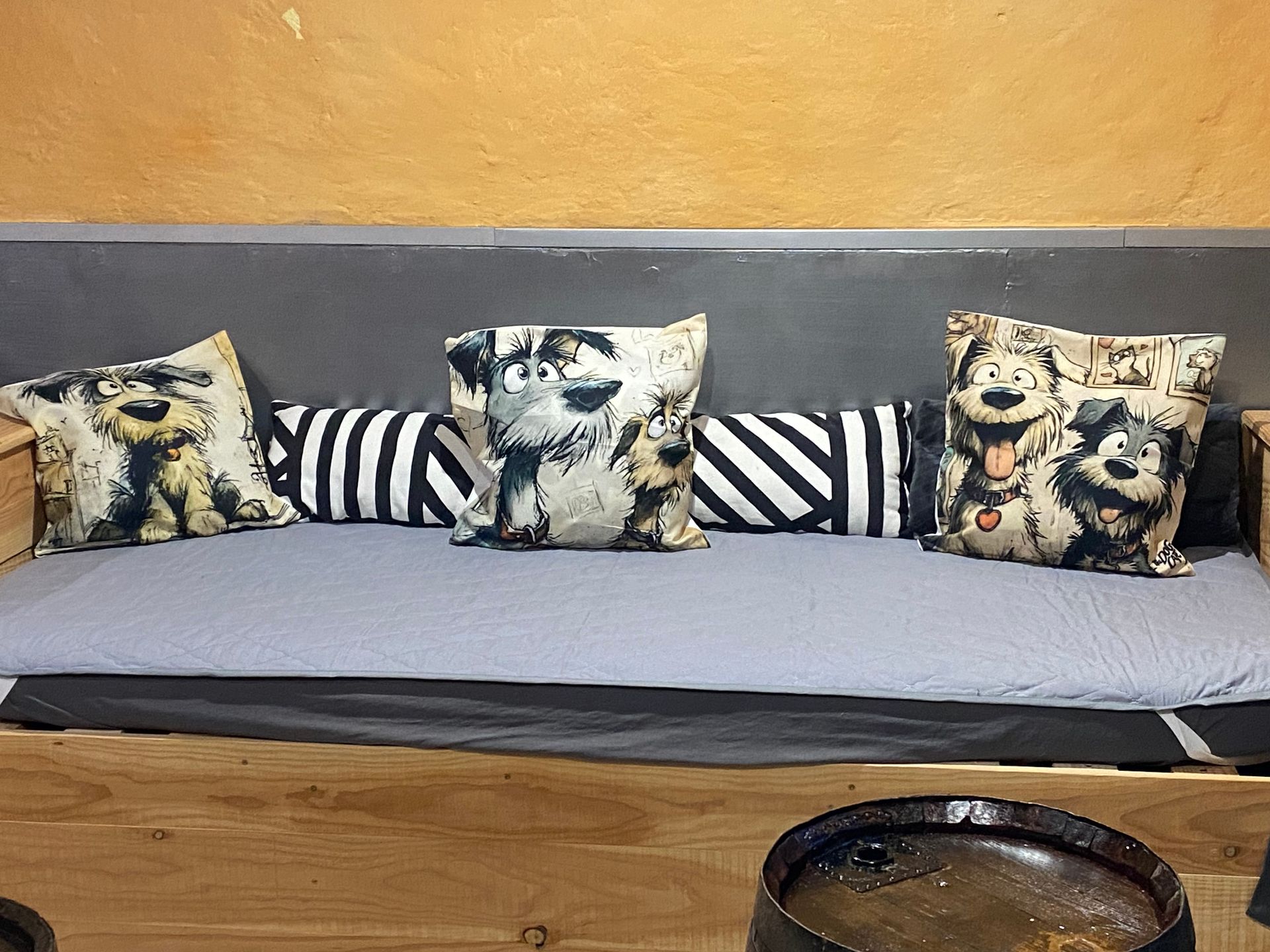 déco chien sur coussins 